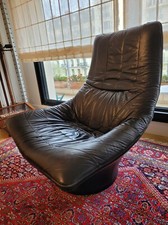 une paire de fauteuils en cuir noir, bon état très confortables