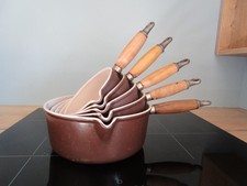 5 Casseroles avec bec verseur  fonte émaillée Marron Le Creuset  Manche en Bois