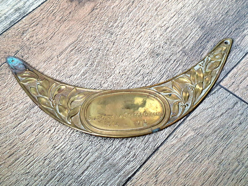 Une plaque casque adrian - plaque,