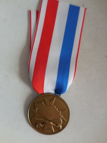 Médaille aux membres - , de
