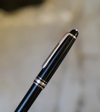 SPLENDIDE STYLO BILLE MONTBLANC MEISTERSTÜCK EN RESINE NOIRE - FINITION PLATINUM