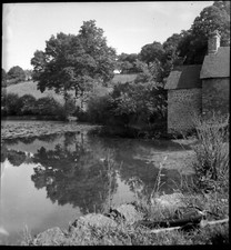Paysage rural lavoir rivière bâtiments - ancien négatif photo an. 1950