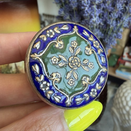 Ancienne petite boîte - , à