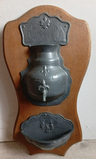 Ancienne Fontaine Murale en Étain sur son socle de Bois - fleur de lys