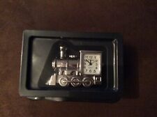 HORLOGE MINIATURE N° 57 DE COLLECTION EN MÉTAL BRILLANT ARGENTÉ LOCOMOTIVE TRAIN