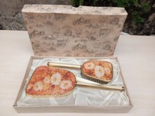 Coffret vintage d'un nécessaire de coiffure : miroir à main, brosse et peigne