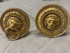 Curieuses poignées de meuble