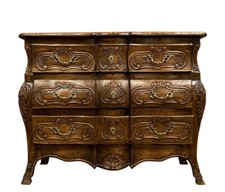 Exceptionnelle commode Tombeau galbée de style Louis XV en bois massif