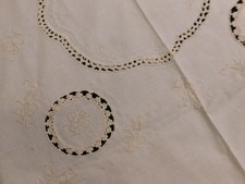 ancienne nappe  blanche en coton brodée ajourée  Richelieu  130 / 170cm