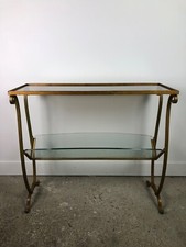 Porte revue / bout de canapé doré en fer forgé dorés et plateau de verre 1950