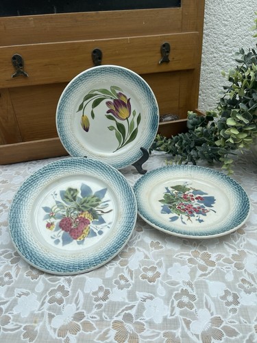 Lot assiettes à - 3,