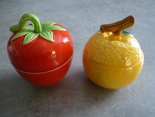 LOT 2 CONFITURIERS  FRAISE ET CITRON EN CERAMIQUE - BARBOTINE - Haut : 11 cm