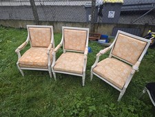 Trois fauteuils de style Louis