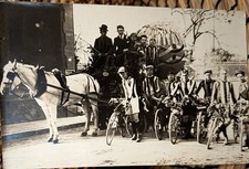 Carte photo cyclistes parade maillots rayés char cheval sport fête vers 1910