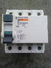 interrupteur différentiel  300ma 40 amp type AC  4 poles  merlin gerin 23199