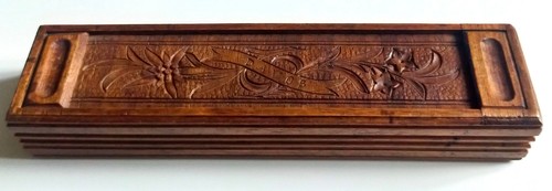 Plumier bois sculpte - en,
