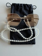 Lunettes de soleil CHANEL avec collier perles