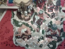 Décorations de Noël. Petit village lumineux et musical.Très bon état .