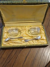 Deux salerons et deux cuillères en argent massif.