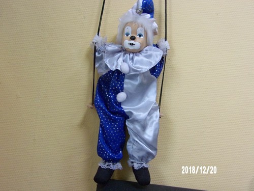 Pantin clown sur balancoire - pantin,
