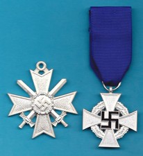 LOT DE 2 MEDAILLES EN METAL