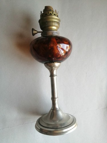 Une lampe petrole - petrole, caramel