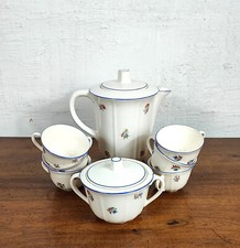 joli service à thé ou café en céramique avec tasse théière et pot à sucre blanc