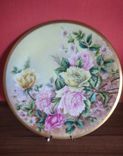 Assiette de décoration en porcelaine décor main roses signé Chauffriasse Limoges
