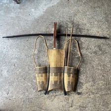 Arbalète traditionnelle montagnarde avec carquois tressé. Nord Vietnam .