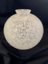 Vase boule, opaline blanche mouchetée