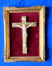 ancien CRUCIFIX cadre bois doré sculpté sur fond velours rouge*
