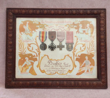 Cadre en bois souvenir guerre 14 18  avec médailles,  poilu, ww1