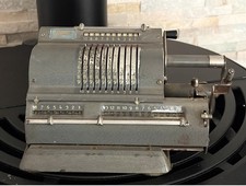 ANCIENNE MACHINE À CALCULER