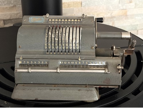 Ancienne machine calculer - À,