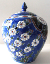 Potiche bleue en céramique blanche, glaçure, signature à déchiffrer.