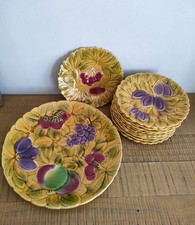 Lot 12 Assiettes + Plat En Barbotine Décor Fruits PV France Style Sarreguemines 