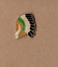 pin's tête et coiffe d'indien (époxy base dorée) hauteur: 2,2 cm