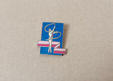 pin's gymnastique rythmique - ruban (EGF argenté signé Citime) hauteur: 2,7 cm