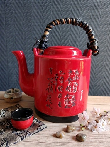 Théière asiatique rouge