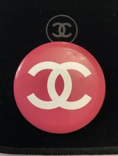 CHANEL PARIS GRAND  ÉPINGLE PINS badge GIFT VIP Broche + POCHETTE Chanel