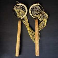 Paire d’anciens outils avec filet et manche bois vintage jeu de raquette?