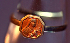 Petite bague religieuse début