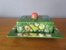 Ancien beurrier / Boite à beurre en barbotine décor de fruits poignée fraise