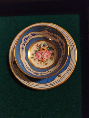 Tasse sous porcelaine - ,