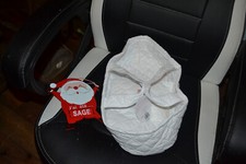 couffin blanc avec couverture