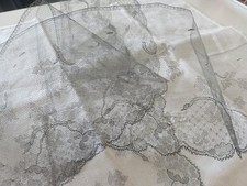 Dentelle large ancienne grise