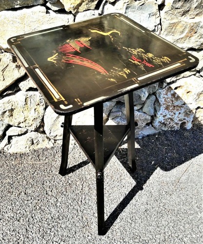 Table tripode laquée - , noire