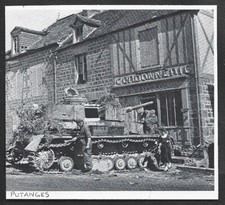 1996  --  DANS PUTANGES . UN PANER DANS LA VITRINE D UNE CORDONNERIE . 3X509