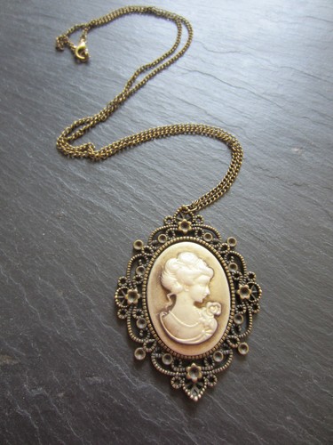 Collier bronze avec - , cabochon