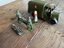 BRITAINS AMBULANCE 1512 ET SEPT PERSONNAGES ET BRANCARDS  2EME VERSION 1950 1/32